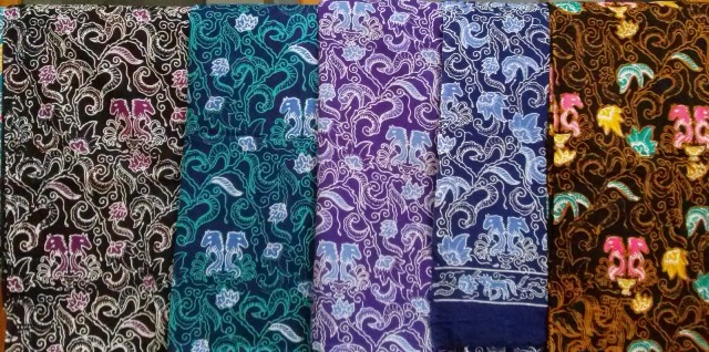 Batik Kuningan via nisyabatik-kuningan.blogspotcom, 1. Kopi Luwak Linggarjati, 2. Lepet Khas Kuningan, 3. Tahu Susu Tamiang Sari Kuningan, 4. Jeniper, 5. Batik Kuningan, 6. Jenisa, 7. Nasi Kasreng, 8. Kwecang Kuningan, 9. Golono, 10. Kue Satu Kuningan, 11. Peuyeum Ketan, 12. Hucap (tahu kecap Kuningan), 13. Keripik Gemblong atau Ketempling, 14. Tahu Lamping / Tahu Kopeci, 15. Keripik Gadung, 16. Papais Tradisional Khas kuningan, 17. Jawadah, 18. Opak Bakar, 19. Jasuke, 20. Rujak Kangkung