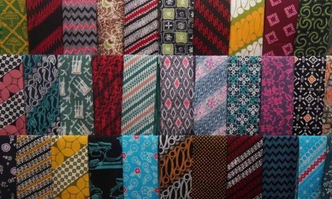 Batik Tasikmalaya via Traveloka, 1. Kue Aci, 3. Kalua Jeruk, 4. Batik Tasikmalaya, 5. Payung Geulis, 6. Kelom Geulis, 7. Kolontong, 8. Nasi Cikur, 9. Rengginang Oyek, 10. Bubur Ayam Haji Zaenal, 11. Soto Ayam Pataruman, 12. Sale Pisang, 13. Mie Bakso Laksana, 14. Keripik Sukun, 15. Kupat Tahu Tasikmalaya, 16. Martabak Ramayana, 17. Tahu Bulat, 18. Cilok Goang, 19. Pecel Oranye, 20. Mie Ayam Pelangi, 21. Pancake, 22. Opak, 23. Wajit, 24. Citruk, 25. Nasi TO Tasik, 26. Godeblag, 27. Noga Kacang, 28. Es Bojong, 29. Sate Maranggi, 30. Kemplang, 31. Sambal Goang, 32. Ulen, 1. Pusat Oleh-oleh dan cemilan Tasikmalaya Parakannyasang, 2. Simpang Lima, 3. Nesa Oleh-oleh Khas Tasik, 4. Sanggar Karya Cipta Rasa, 5. Sentral kerajinan batik
