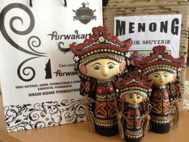 Boneka Menong via Inibaru, 1. Simping, 2. Semprong, 3. Rengginang, 4. Kerupuk Melarat, 5. Gula Cikeris, 6. Salak Pusaka Mulya, 7. Wedang Sachet Jahe, 8. Opak Gurih – Gurih, 9. Peuyeum Bendul, 10. Manisan Pala Wanayasa, 11. Keramik Plered, 12. Bendo Sunda Purwakarta, 13. Surabi Purwakarta, 14. Blangkon, 15. Mie Tiga Warna, 16. Colenak Purwakarta, 17. Rengginang Ketan Hitam, 18. Sate Maranggi, 19. Boneka Menong