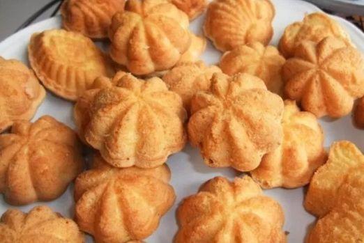 Bolu Kijing via Resepnusantara, 1. Opak Ketan Rawagede, 2. Gegeplak Karawang, 3. Kue Ali Khas Karawang, 4. Kawista Madu, 5. Serabi Hijau, 6. Ikan Gabus Bumbu Pucung, 7. Soto Gempol, 8. Tahu Bambu, 9. Kue Gonjing, 10. Soto Sadang, 11. Soto Tangkar, 12. Nasi Liwet, 13. Ayam Goreng Sajolna, 14. Pepes Jambal, 15. Kerupuk Bontot, 16. Dodong Hideung, 17. Rengginang Ketan, 18. Bolu Kijing, 19. Jojongkong, 20. Gandasturi, 21. Kue Semprong, 22. Es Walikota, 23. Brownies Duren, 24. Telur Asin Bakar Batik, 25. Kue Lapis Tape, 26. Tahu Bumbu, 27. Pepes Walahar Khas Karawang