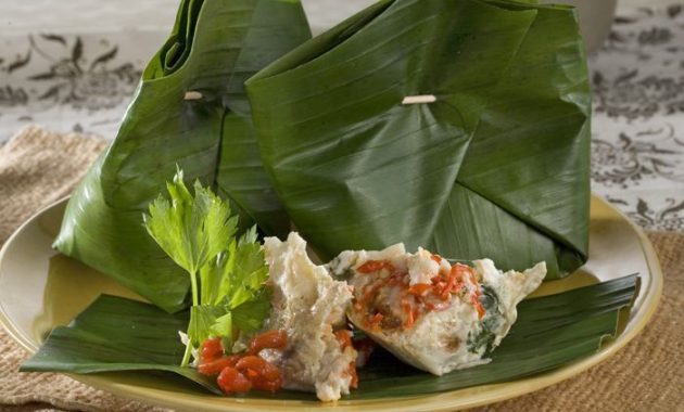 Botok Telur Asin, 1. Brayo, 2. Ikan Crispy, 3. Nasi Ndoreng, 5. Koktail Belimbing, 6. Abon Lele, 7. Jambu Air, 8. Nasi Brongkos, 9. Botok Telur Asin, 10. Nasi Kropokhan, 11. Sop Balungan Mbak Tien, 12. Sop Balungan Babe, 13. Wingko Salem, 14. Kerupuk Udang, 15. Kue Rangin, 16. Wedang Jamu Coro, 17. Wedang Pekak, 18. Kerupuk Catak, 19. Kerajinan Miniatur Masjid Agung Demak, 20. Kerajinan Kaligrafi Demak