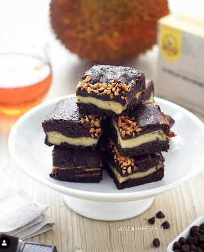 Brownies Duren via IG @ayudiahrespatih, 1. Opak Ketan Rawagede, 2. Gegeplak Karawang, 3. Kue Ali Khas Karawang, 4. Kawista Madu, 5. Serabi Hijau, 6. Ikan Gabus Bumbu Pucung, 7. Soto Gempol, 8. Tahu Bambu, 9. Kue Gonjing, 10. Soto Sadang, 11. Soto Tangkar, 12. Nasi Liwet, 13. Ayam Goreng Sajolna, 14. Pepes Jambal, 15. Kerupuk Bontot, 16. Dodong Hideung, 17. Rengginang Ketan, 18. Bolu Kijing, 19. Jojongkong, 20. Gandasturi, 21. Kue Semprong, 22. Es Walikota, 23. Brownies Duren, 24. Telur Asin Bakar Batik, 25. Kue Lapis Tape, 26. Tahu Bumbu, 27. Pepes Walahar Khas Karawang