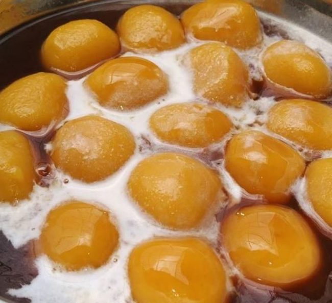 Bubur Gintir via Detik, 1. Buah Mangga, 2. Dodol Laragudig, 3. Sirup Mangga, 4. Keripik Buah Mangga, 5. Rumbah, 6. Burbacek, 8. Blengep Cotot, 9. Kerupuk Bonggol Pisang, 10. Geblog, 11. Karedok, 12. Pedesan Entok, 13. Dodol Pelem, 14. Wedang Sereh, 15. Cuwing, 16. Orog – orog, 17. Wajik, 18. Mie Ragit, 19. Bubur Gintir, 20. Cimplo, 21. Petis, 22. Lepet, 23. Dongkal, 24. Emping Melinjo, 25. Kerupuk Udang, 26. Terasi, 27. Kerupuk Kulit Ikan, 28. Keripik Tike, 29. Aneka Ikan Asin, 30. Ikan Asin Jambal Roti, 31. Dodol Gula Merah, 32. Dodol Lolos, 33. Serabi, 34. Glintir, 35. Ketan Tutu, 36. Jalabiya, 37. Kue Cikak, 38. Blencong, 39. Pindang Gombyang Manyung, 40. Kaos Kafka Indramayu, 41. Nagasari, 42. Nasi Lengko, 43. Blendung Jagung