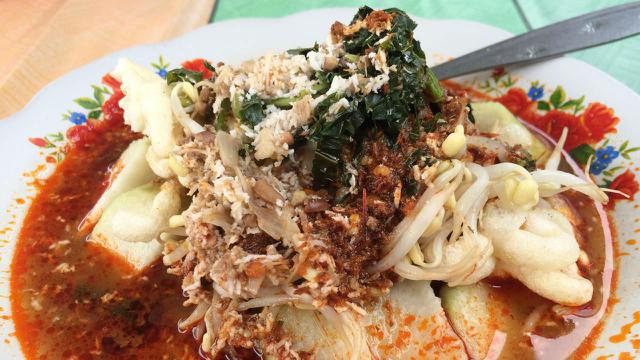 Docang via Liputan6, 1. Empal Gentong, 2. Nasi Jamblang, 3. Docang, 4. Mie Koclok, 5. Nasi Lengko, 6. Sate Kalong, 7. Teh Poci, 8. Kerupuk Melarat, 9. Tahu Gejrot, 10. Bubur Sop, 11. Empal Asem Amarta, 12. Serabi, 13. Terasi Cirebon, 14. Gado – gado Ayam, 15. Sirup Tjampolay, 16. Kerupuk Udang, 17. Tape ketan Daun Jambu, 18. Rengginang, 19. Ikan Asin, 20. Growolan, 21. Kerupuk Kulit (Kerupuk Lambak), 22. Ondal Andil, 23. Gadungan, 24. Rarawuan, 25. Gepu, 26. Apem, 27. Wajik Komplang, 28. Emping, 29. Kue Gapit, 30. Jeniper (jeruk nipis peras), 31. Gula Batu, 32. Tahu Petis, 33. Sambal Asem, 34. Cirebon Kelana, 35. Cirebon Sultana, 36. Aci Dikoko, 37. Toko Daud, 38. Kue Satu, 39. Atom Kocir Bakpia’e Wong Cirebon, 40. Jambal Roti, 41. Batik Cirebon, 42. Keripik Tempe Sagu