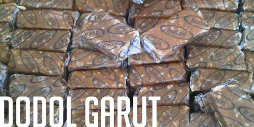 Dodol via Solovent, 1. Dodol Picnic, 2. Batik Garut, 3. Dodol Warna – warni, 4. Baso Aci (bacil), 5. Nasi Liwet, 6. Surabi, 7. Es Goyobod, 9. Kue Balok Maranti, 10. Burayot, 11. Jeruk Garut, 12. Dodol Garut, 13. Dorokdok atau Kerupuk Kulit, 14. Chocodot, 15. Emplod , 16. Opak, 17. Rangginang, 18. Ladu, 19. Moring Garutan, 20. Comring Banjarwangi, 21. Wajit Cisompet, 22. Tumpeng Cikajang, 23. Keripik Kentang Cikajang, 24. Pindang ikan, 25. Ceprus, 26. Jaket Kulit, 27. Lada Hitam Negeri Mas, 28. Sambal Cibiuk, 29. Soto Ayam Garut