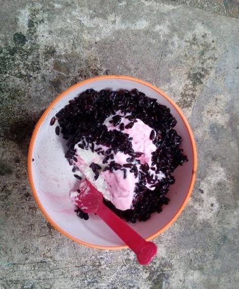 Dodong Hideung via Klikkarawang, 1. Opak Ketan Rawagede, 2. Gegeplak Karawang, 3. Kue Ali Khas Karawang, 4. Kawista Madu, 5. Serabi Hijau, 6. Ikan Gabus Bumbu Pucung, 7. Soto Gempol, 8. Tahu Bambu, 9. Kue Gonjing, 10. Soto Sadang, 11. Soto Tangkar, 12. Nasi Liwet, 13. Ayam Goreng Sajolna, 14. Pepes Jambal, 15. Kerupuk Bontot, 16. Dodong Hideung, 17. Rengginang Ketan, 18. Bolu Kijing, 19. Jojongkong, 20. Gandasturi, 21. Kue Semprong, 22. Es Walikota, 23. Brownies Duren, 24. Telur Asin Bakar Batik, 25. Kue Lapis Tape, 26. Tahu Bumbu, 27. Pepes Walahar Khas Karawang