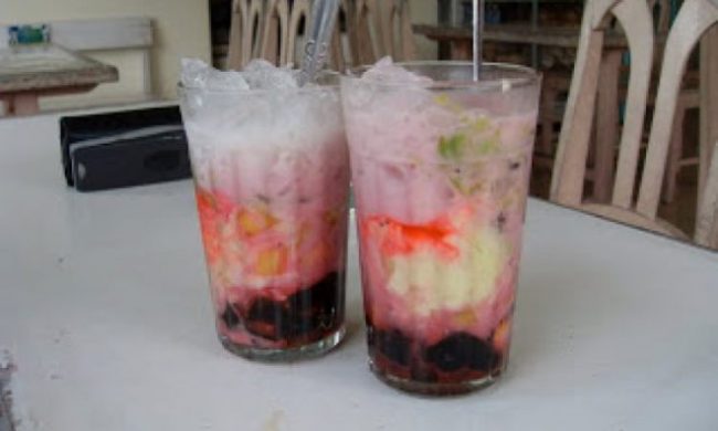 Es Bojong, 1. Kue Aci, 3. Kalua Jeruk, 4. Batik Tasikmalaya, 5. Payung Geulis, 6. Kelom Geulis, 7. Kolontong, 8. Nasi Cikur, 9. Rengginang Oyek, 10. Bubur Ayam Haji Zaenal, 11. Soto Ayam Pataruman, 12. Sale Pisang, 13. Mie Bakso Laksana, 14. Keripik Sukun, 15. Kupat Tahu Tasikmalaya, 16. Martabak Ramayana, 17. Tahu Bulat, 18. Cilok Goang, 19. Pecel Oranye, 20. Mie Ayam Pelangi, 21. Pancake, 22. Opak, 23. Wajit, 24. Citruk, 25. Nasi TO Tasik, 26. Godeblag, 27. Noga Kacang, 28. Es Bojong, 29. Sate Maranggi, 30. Kemplang, 31. Sambal Goang, 32. Ulen, 1. Pusat Oleh-oleh dan cemilan Tasikmalaya Parakannyasang, 2. Simpang Lima, 3. Nesa Oleh-oleh Khas Tasik, 4. Sanggar Karya Cipta Rasa, 5. Sentral kerajinan batik