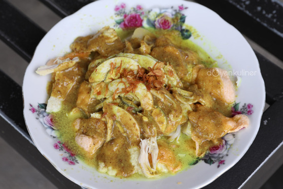 Gado - Gado Ayam via Ninetyfoodies, 1. Empal Gentong, 2. Nasi Jamblang, 3. Docang, 4. Mie Koclok, 5. Nasi Lengko, 6. Sate Kalong, 7. Teh Poci, 8. Kerupuk Melarat, 9. Tahu Gejrot, 10. Bubur Sop, 11. Empal Asem Amarta, 12. Serabi, 13. Terasi Cirebon, 14. Gado – gado Ayam, 15. Sirup Tjampolay, 16. Kerupuk Udang, 17. Tape ketan Daun Jambu, 18. Rengginang, 19. Ikan Asin, 20. Growolan, 21. Kerupuk Kulit (Kerupuk Lambak), 22. Ondal Andil, 23. Gadungan, 24. Rarawuan, 25. Gepu, 26. Apem, 27. Wajik Komplang, 28. Emping, 29. Kue Gapit, 30. Jeniper (jeruk nipis peras), 31. Gula Batu, 32. Tahu Petis, 33. Sambal Asem, 34. Cirebon Kelana, 35. Cirebon Sultana, 36. Aci Dikoko, 37. Toko Daud, 38. Kue Satu, 39. Atom Kocir Bakpia’e Wong Cirebon, 40. Jambal Roti, 41. Batik Cirebon, 42. Keripik Tempe Sagu