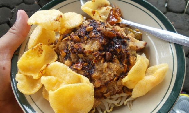 Geco via Inilah-sukabumi.blogspotcom, 1. Kue Mochi Lampion, 2. Bandros Mang Ata, 3. Tutug Oncom, 5. Roti Priangan, 6. Nasi Uduk Ungu, 7. Bolu Pisang, 8. Surabi khas Sukabumi, 9. Sekoteng Singapore, 10. Bubur Ayam, 11. Coklat Unaichoco, 12. Mie Bakso Super H Achmad Sudja’i, 13. Bubur Ayam Bu Nut, 14. Mie Goreng, 16. Wedang Ronde, 17. Leor Daging, 18. Nasi Hijau, 19. Kue Jahe, 20. Sagon Bakar, 21. Pepes Ikan, 22. Pisang Coklat Cakra, 23. Ciuk, 24. Deblo, 25. Sate Aci, 26. Kuliner Odeon, 27. Teci, 28. Japlak, 29. Aneka Kerajinan Batu, 30. Kerajinan Bambu, 31. Aneka Kerajinan Tanduk