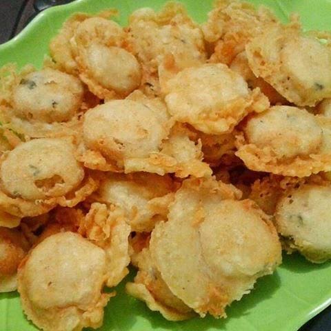 Golono via Twitter, 1. Kopi Luwak Linggarjati, 2. Lepet Khas Kuningan, 3. Tahu Susu Tamiang Sari Kuningan, 4. Jeniper, 5. Batik Kuningan, 6. Jenisa, 7. Nasi Kasreng, 8. Kwecang Kuningan, 9. Golono, 10. Kue Satu Kuningan, 11. Peuyeum Ketan, 12. Hucap (tahu kecap Kuningan), 13. Keripik Gemblong atau Ketempling, 14. Tahu Lamping / Tahu Kopeci, 15. Keripik Gadung, 16. Papais Tradisional Khas kuningan, 17. Jawadah, 18. Opak Bakar, 19. Jasuke, 20. Rujak Kangkung