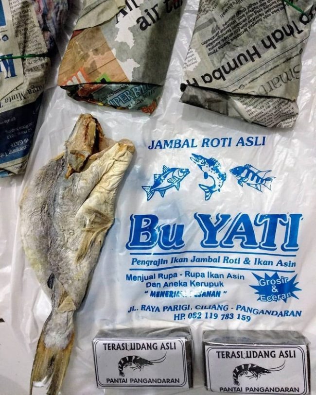 Ikan Asin via IG @bastian_as, 1. Empal Gentong, 2. Nasi Jamblang, 3. Docang, 4. Mie Koclok, 5. Nasi Lengko, 6. Sate Kalong, 7. Teh Poci, 8. Kerupuk Melarat, 9. Tahu Gejrot, 10. Bubur Sop, 11. Empal Asem Amarta, 12. Serabi, 13. Terasi Cirebon, 14. Gado – gado Ayam, 15. Sirup Tjampolay, 16. Kerupuk Udang, 17. Tape ketan Daun Jambu, 18. Rengginang, 19. Ikan Asin, 20. Growolan, 21. Kerupuk Kulit (Kerupuk Lambak), 22. Ondal Andil, 23. Gadungan, 24. Rarawuan, 25. Gepu, 26. Apem, 27. Wajik Komplang, 28. Emping, 29. Kue Gapit, 30. Jeniper (jeruk nipis peras), 31. Gula Batu, 32. Tahu Petis, 33. Sambal Asem, 34. Cirebon Kelana, 35. Cirebon Sultana, 36. Aci Dikoko, 37. Toko Daud, 38. Kue Satu, 39. Atom Kocir Bakpia’e Wong Cirebon, 40. Jambal Roti, 41. Batik Cirebon, 42. Keripik Tempe Sagu