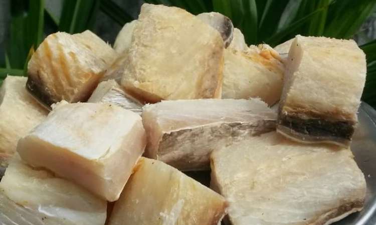 Jambal Roti via Tokopedia, 1. Empal Gentong, 2. Nasi Jamblang, 3. Docang, 4. Mie Koclok, 5. Nasi Lengko, 6. Sate Kalong, 7. Teh Poci, 8. Kerupuk Melarat, 9. Tahu Gejrot, 10. Bubur Sop, 11. Empal Asem Amarta, 12. Serabi, 13. Terasi Cirebon, 14. Gado – gado Ayam, 15. Sirup Tjampolay, 16. Kerupuk Udang, 17. Tape ketan Daun Jambu, 18. Rengginang, 19. Ikan Asin, 20. Growolan, 21. Kerupuk Kulit (Kerupuk Lambak), 22. Ondal Andil, 23. Gadungan, 24. Rarawuan, 25. Gepu, 26. Apem, 27. Wajik Komplang, 28. Emping, 29. Kue Gapit, 30. Jeniper (jeruk nipis peras), 31. Gula Batu, 32. Tahu Petis, 33. Sambal Asem, 34. Cirebon Kelana, 35. Cirebon Sultana, 36. Aci Dikoko, 37. Toko Daud, 38. Kue Satu, 39. Atom Kocir Bakpia’e Wong Cirebon, 40. Jambal Roti, 41. Batik Cirebon, 42. Keripik Tempe Sagu