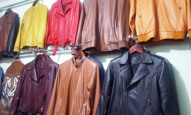 Jaket Kulit via Okezone, 1. Dodol Picnic, 2. Batik Garut, 3. Dodol Warna – warni, 4. Baso Aci (bacil), 5. Nasi Liwet, 6. Surabi, 7. Es Goyobod, 9. Kue Balok Maranti, 10. Burayot, 11. Jeruk Garut, 12. Dodol Garut, 13. Dorokdok atau Kerupuk Kulit, 14. Chocodot, 15. Emplod , 16. Opak, 17. Rangginang, 18. Ladu, 19. Moring Garutan, 20. Comring Banjarwangi, 21. Wajit Cisompet, 22. Tumpeng Cikajang, 23. Keripik Kentang Cikajang, 24. Pindang ikan, 25. Ceprus, 26. Jaket Kulit, 27. Lada Hitam Negeri Mas, 28. Sambal Cibiuk, 29. Soto Ayam Garut