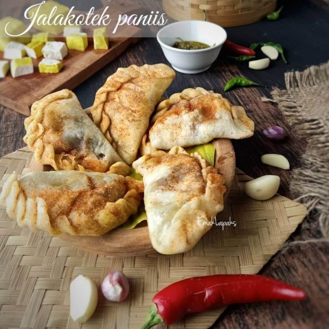 Jalakotek Majalengka via IG @nurhalimah_9417, 1. Oncom Goreng Majalengka, 2. Kalua Jeruk, 3. Kecap Asli Majalengka, 4. Ampas Kecap, 5. Mangga Gedong Gincu Majalengka, 6. Gula Cakar Khas Majalengka, 7. Seblak Basah, 8. Nasi Lengko, 9. Lotek Khas Majalengka, 10. Tutut, 11. Pepes Jeroan, 12. Jalakotek Majalengka, 13. Surabi Oncom Majalengka, 14. Lumpia Basah, 15. Keripik Tempe khas Majalengka, 16. Durian, 17. Duwet (Jamblang) Majalengka, 18. Seroja Gurih, 19. Tekso, 20. Batik khas Majalengka
