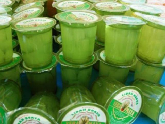 Jus lidah Buaya, 1.  Dodol Jambu Biji, 2. Dodol Belimbing Rasa Dewa, 3. Sirup Belimbing, 4. Jus Belimbing, 5. Jus Rumput Laut, 6. Biskuit Temma, 7. Nastar Belimbing, 8. Kopi Herbal, 9. Keripik Tempe, 10. Rujak Cireng, 11. Kaos Depok Indonesia, 12. Manisan Kolang-kaling Mamih, 13. PeChoc, 14. Emping Melinjo, 15. Jus lidah Buaya, 16. Buah Belimbing, 17. Selendang Mayang, 18. Selai Belimbing