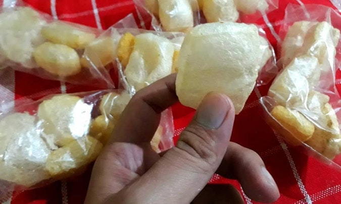 Kerupuk Kulit via IG @winduradityo, 1. Empal Gentong, 2. Nasi Jamblang, 3. Docang, 4. Mie Koclok, 5. Nasi Lengko, 6. Sate Kalong, 7. Teh Poci, 8. Kerupuk Melarat, 9. Tahu Gejrot, 10. Bubur Sop, 11. Empal Asem Amarta, 12. Serabi, 13. Terasi Cirebon, 14. Gado – gado Ayam, 15. Sirup Tjampolay, 16. Kerupuk Udang, 17. Tape ketan Daun Jambu, 18. Rengginang, 19. Ikan Asin, 20. Growolan, 21. Kerupuk Kulit (Kerupuk Lambak), 22. Ondal Andil, 23. Gadungan, 24. Rarawuan, 25. Gepu, 26. Apem, 27. Wajik Komplang, 28. Emping, 29. Kue Gapit, 30. Jeniper (jeruk nipis peras), 31. Gula Batu, 32. Tahu Petis, 33. Sambal Asem, 34. Cirebon Kelana, 35. Cirebon Sultana, 36. Aci Dikoko, 37. Toko Daud, 38. Kue Satu, 39. Atom Kocir Bakpia’e Wong Cirebon, 40. Jambal Roti, 41. Batik Cirebon, 42. Keripik Tempe Sagu