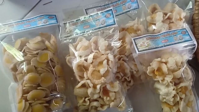 1. Kerupuk Tulang Bandeng, 2. Crispy Ikan Serinding, 3. Abon Ikan Bandeng, 4. Ikan Bandeng, 5. Bawang Merah, 6. Kerupuk Rumput Laut, 7. Bawang Goreng, 8. Telur Asin Rasa Udang, 9. Kerupuk Telur Asin Khas Brebes, 10. Terasi Brebes, 11. Ketan Penchok, 12. Batik Brebes, 13. Kerupuk Telur Asin