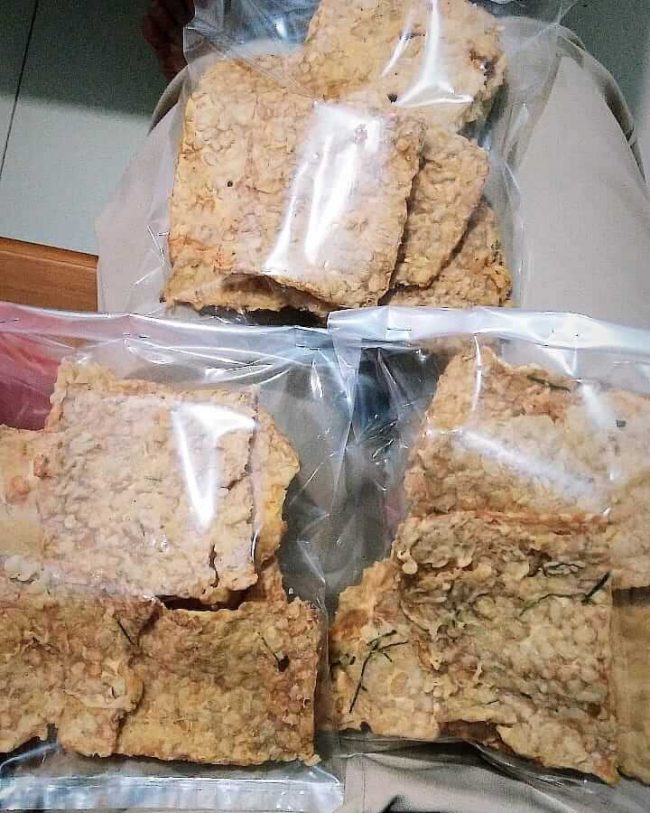 Keripik Tempe khas Majalengka via IG @keripiktempe100, 1. Oncom Goreng Majalengka, 2. Kalua Jeruk, 3. Kecap Asli Majalengka, 4. Ampas Kecap, 5. Mangga Gedong Gincu Majalengka, 6. Gula Cakar Khas Majalengka, 7. Seblak Basah, 8. Nasi Lengko, 9. Lotek Khas Majalengka, 10. Tutut, 11. Pepes Jeroan, 12. Jalakotek Majalengka, 13. Surabi Oncom Majalengka, 14. Lumpia Basah, 15. Keripik Tempe khas Majalengka, 16. Durian, 17. Duwet (Jamblang) Majalengka, 18. Seroja Gurih, 19. Tekso, 20. Batik khas Majalengka