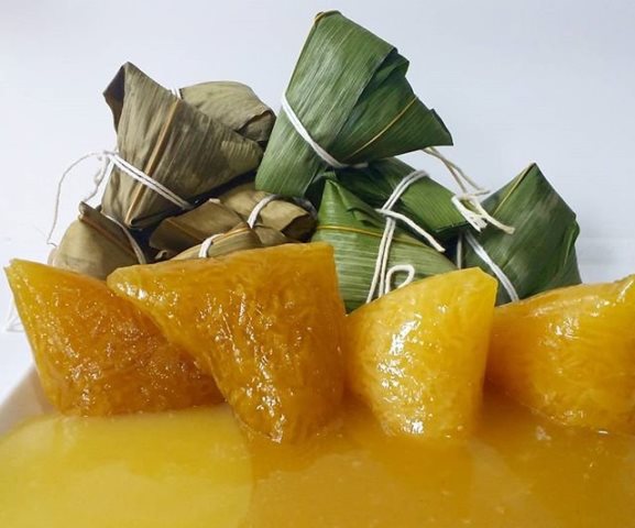 Kwecang Kuningan via tuangyu.blogspotcom, 1. Kopi Luwak Linggarjati, 2. Lepet Khas Kuningan, 3. Tahu Susu Tamiang Sari Kuningan, 4. Jeniper, 5. Batik Kuningan, 6. Jenisa, 7. Nasi Kasreng, 8. Kwecang Kuningan, 9. Golono, 10. Kue Satu Kuningan, 11. Peuyeum Ketan, 12. Hucap (tahu kecap Kuningan), 13. Keripik Gemblong atau Ketempling, 14. Tahu Lamping / Tahu Kopeci, 15. Keripik Gadung, 16. Papais Tradisional Khas kuningan, 17. Jawadah, 18. Opak Bakar, 19. Jasuke, 20. Rujak Kangkung
