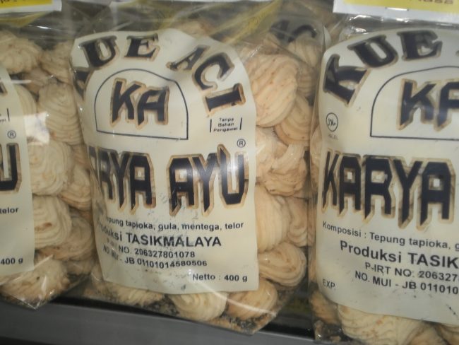 Kue Aci via Budaya Indonesia, 1. Kue Aci, 3. Kalua Jeruk, 4. Batik Tasikmalaya, 5. Payung Geulis, 6. Kelom Geulis, 7. Kolontong, 8. Nasi Cikur, 9. Rengginang Oyek, 10. Bubur Ayam Haji Zaenal, 11. Soto Ayam Pataruman, 12. Sale Pisang, 13. Mie Bakso Laksana, 14. Keripik Sukun, 15. Kupat Tahu Tasikmalaya, 16. Martabak Ramayana, 17. Tahu Bulat, 18. Cilok Goang, 19. Pecel Oranye, 20. Mie Ayam Pelangi, 21. Pancake, 22. Opak, 23. Wajit, 24. Citruk, 25. Nasi TO Tasik, 26. Godeblag, 27. Noga Kacang, 28. Es Bojong, 29. Sate Maranggi, 30. Kemplang, 31. Sambal Goang, 32. Ulen, 1. Pusat Oleh-oleh dan cemilan Tasikmalaya Parakannyasang, 2. Simpang Lima, 3. Nesa Oleh-oleh Khas Tasik, 4. Sanggar Karya Cipta Rasa, 5. Sentral kerajinan batik