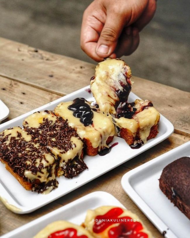 Kue Balok via IG @duniakulinerbdg, 1. Cimol, 2. Siomay, 3. Batagor, 4. Cilok, 5. Surabi Bandung, 6. Mie Kocok Bandung, 7. Peuyeum Bandung, 8. Kue Balok, 9. Pisang Bolen, 10. Bolu Susu Lembang, 11. Tahu Susu Lembang, 12. Martabak Bandung, 13. Perkedel Bondon, 14. Colenak, 15. Kue Bandros, 16. Combro, 17. Misro, 18. Gehu Jeletot, 19. Tempe Gila, 20. Bolu Bakar, 21. Wajit Cililin, 22. Gepuk, 23. Rujak Cireng, 24. Keripik Maicih, 25. Basreng, 26. Picnic Roll