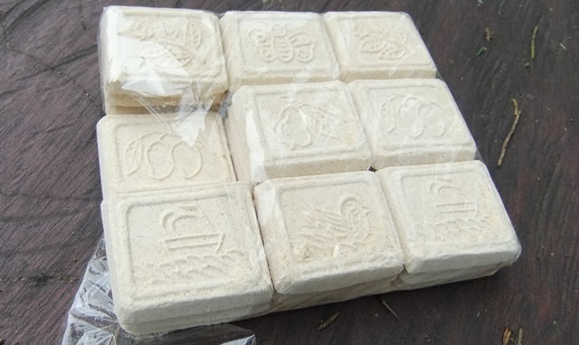 Kue Satu Kuningan via Wikipedia, 1. Kopi Luwak Linggarjati, 2. Lepet Khas Kuningan, 3. Tahu Susu Tamiang Sari Kuningan, 4. Jeniper, 5. Batik Kuningan, 6. Jenisa, 7. Nasi Kasreng, 8. Kwecang Kuningan, 9. Golono, 10. Kue Satu Kuningan, 11. Peuyeum Ketan, 12. Hucap (tahu kecap Kuningan), 13. Keripik Gemblong atau Ketempling, 14. Tahu Lamping / Tahu Kopeci, 15. Keripik Gadung, 16. Papais Tradisional Khas kuningan, 17. Jawadah, 18. Opak Bakar, 19. Jasuke, 20. Rujak Kangkung