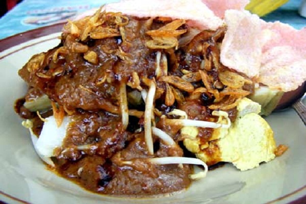 Kupat Tahu Tasikmalaya, 1. Nasi Liwet Khas Sunda, 2. Nasi Timbel Khas Sunda, 3. Nasi Tutug Oncom, 4. Karedok Khas Sunda, 5. Lotek Sunda, 6. Tumis Genjer Oncom dari Sunda, 7. Pepes Ikan Khas Sunda, 8. Bakakak Hayam, Makanan Khas Sunda yang Unik, 9. Soto Bandung, Salah Satu Makanan Khas Sunda, 10. Soto Mie, Makanan Khas Sunda yang Populer, 11. Mie Kocok, Sajian Kuliner Khas Bandung, 12. Sate Maranggi, Makanan Khas Sunda yang Mendunia, 13. Empal Gentong Khas Jawa Barat, 14. Kupat Tahu, Menu Sarapan Khas Sunda, 15. Geco, Makanan Khas Cianjur, 16. Surabi, Makanan Khas Tradisional Sunda, 17. Tahu Sumedang Khas Sunda, 18. Tahu Gejrot Khas Sunda, 19. Combro Khas Sunda, 20. Bapatong, Makanan Khas Sunda yang Nikmat, 21. Cungkring, Makanan Khas Sunda dari Bogor, 22. Peuyeum Khas Sunda, 23. Kadedemes, Khas Sunda Jawa Barat, 24. Laksa Bogor, Khas Sunda, 25. Batagor, 26. Gepuk, 27. Basreng, 28. Dodol Garut, 29. Kue Gemblong, 30. Kue Cucur, 31. Apem Putih