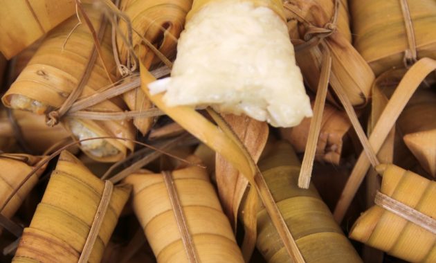 Lepet via Indonesiakaya, 1. Buah Mangga, 2. Dodol Laragudig, 3. Sirup Mangga, 4. Keripik Buah Mangga, 5. Rumbah, 6. Burbacek, 8. Blengep Cotot, 9. Kerupuk Bonggol Pisang, 10. Geblog, 11. Karedok, 12. Pedesan Entok, 13. Dodol Pelem, 14. Wedang Sereh, 15. Cuwing, 16. Orog – orog, 17. Wajik, 18. Mie Ragit, 19. Bubur Gintir, 20. Cimplo, 21. Petis, 22. Lepet, 23. Dongkal, 24. Emping Melinjo, 25. Kerupuk Udang, 26. Terasi, 27. Kerupuk Kulit Ikan, 28. Keripik Tike, 29. Aneka Ikan Asin, 30. Ikan Asin Jambal Roti, 31. Dodol Gula Merah, 32. Dodol Lolos, 33. Serabi, 34. Glintir, 35. Ketan Tutu, 36. Jalabiya, 37. Kue Cikak, 38. Blencong, 39. Pindang Gombyang Manyung, 40. Kaos Kafka Indramayu, 41. Nagasari, 42. Nasi Lengko, 43. Blendung Jagung