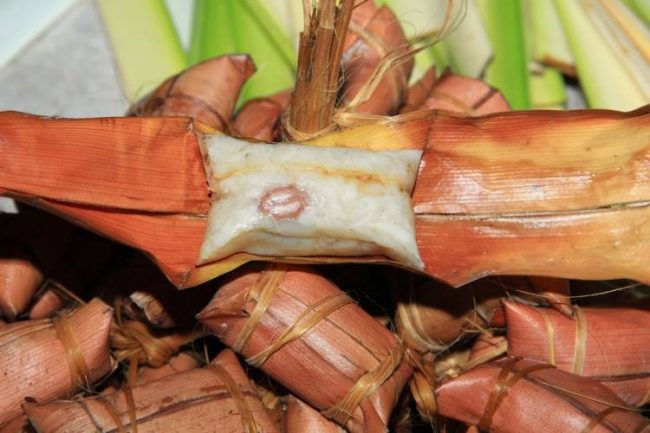 Lepeut Khas Kuningan via memangid, 1. Kopi Luwak Linggarjati, 2. Lepet Khas Kuningan, 3. Tahu Susu Tamiang Sari Kuningan, 4. Jeniper, 5. Batik Kuningan, 6. Jenisa, 7. Nasi Kasreng, 8. Kwecang Kuningan, 9. Golono, 10. Kue Satu Kuningan, 11. Peuyeum Ketan, 12. Hucap (tahu kecap Kuningan), 13. Keripik Gemblong atau Ketempling, 14. Tahu Lamping / Tahu Kopeci, 15. Keripik Gadung, 16. Papais Tradisional Khas kuningan, 17. Jawadah, 18. Opak Bakar, 19. Jasuke, 20. Rujak Kangkung