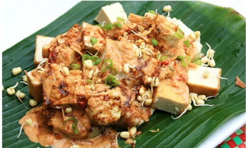 Lontong Tahu via Masakandapurku, 1. Batik Blora, 2. Baju Kaos Samin, 3. Kue Gendu, 4. Ungker Khas Blora, 5. Egg Roll, 6. Abon Lele, 7. Souvenir Barongan, 8. Gembol Jati, 9. Sate Jagal Khas Blora, 10. Lontong Tahu & Lontong Sayur, 11. Sate Kambing khas Blora, 12. Sate Daging Sapi khas Blora, 13. Sego Kobong, 14. Soto Klethuk, 15. Pecel Pincuk, 16. Tape Sugihan, 17. Es Jati, 18. Opor Ayam Jawa, 19. Jajanan Dumbeg, 20. Manco khas Blora, 21. Wedang Cemohe, 22. Peli Kipu, 23. Asem – asem Ayam