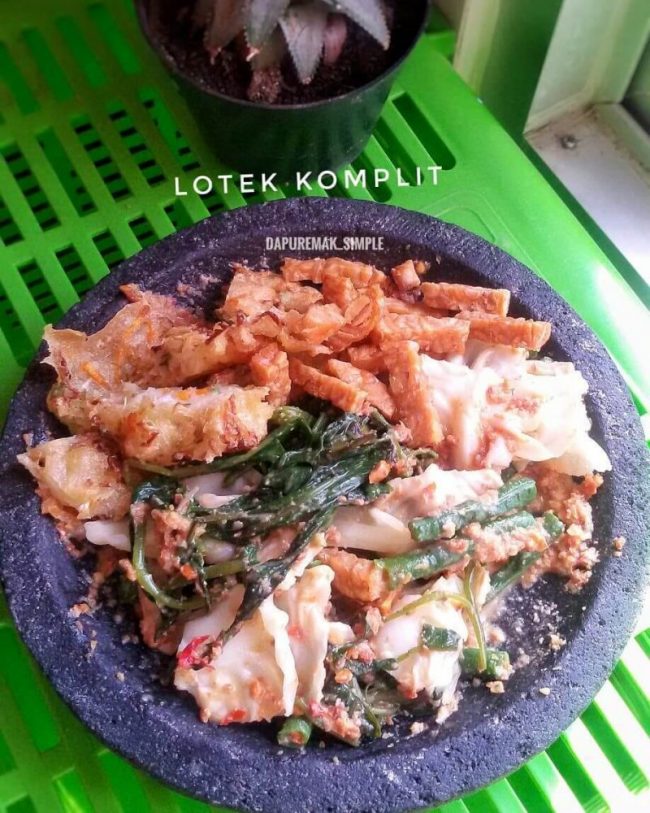 Lotek Khas Majalengka via IG @dapuremak_simple, 1. Nasi Liwet Khas Sunda, 2. Nasi Timbel Khas Sunda, 3. Nasi Tutug Oncom, 4. Karedok Khas Sunda, 5. Lotek Sunda, 6. Tumis Genjer Oncom dari Sunda, 7. Pepes Ikan Khas Sunda, 8. Bakakak Hayam, Makanan Khas Sunda yang Unik, 9. Soto Bandung, Salah Satu Makanan Khas Sunda, 10. Soto Mie, Makanan Khas Sunda yang Populer, 11. Mie Kocok, Sajian Kuliner Khas Bandung, 12. Sate Maranggi, Makanan Khas Sunda yang Mendunia, 13. Empal Gentong Khas Jawa Barat, 14. Kupat Tahu, Menu Sarapan Khas Sunda, 15. Geco, Makanan Khas Cianjur, 16. Surabi, Makanan Khas Tradisional Sunda, 17. Tahu Sumedang Khas Sunda, 18. Tahu Gejrot Khas Sunda, 19. Combro Khas Sunda, 20. Bapatong, Makanan Khas Sunda yang Nikmat, 21. Cungkring, Makanan Khas Sunda dari Bogor, 22. Peuyeum Khas Sunda, 23. Kadedemes, Khas Sunda Jawa Barat, 24. Laksa Bogor, Khas Sunda, 25. Batagor, 26. Gepuk, 27. Basreng, 28. Dodol Garut, 29. Kue Gemblong, 30. Kue Cucur, 31. Apem Putih