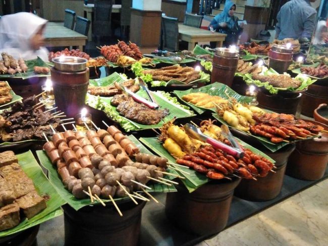 Makanan Khas Sunda Di Ampera Cibabat via Amperadalemkauman, 1. Keripik Daun Singkong, 2. Kue Semprong, 3. Makanan Khas Sunda Di Ampera Cibabat, 4. Kuliner Kafe Kupu – kupu, 5. Ayam Bakar Sambal Cimahi, 6. Kue Balok, 7. Bakso Pak Trisno, 8. Peuyeum, 9. Pisang Bollen, 10. Tempe Gila, 11. Picnic Roll, 12. Surabi, 13. Ramen Teppan Cimahi, 14. Sale Pisang, 15. Oncom, 16. Batagor, 17. Tahu Susu, 18. Gepuk, 19. Batik Cimahi, 20. Onde Ketawa, 21. Dendeng Jantung Pisang (Denjapi), 22. Kerajinan Bambu, 23. Bandrek Babennagen, 24. Yogurt Cimahi