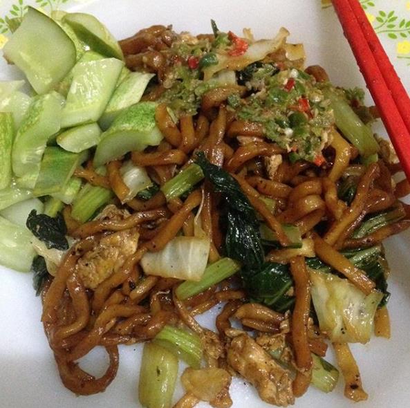 Mie Goreng via IG @eriscafuji, 1. Kue Mochi Lampion, 2. Bandros Mang Ata, 3. Tutug Oncom, 5. Roti Priangan, 6. Nasi Uduk Ungu, 7. Bolu Pisang, 8. Surabi khas Sukabumi, 9. Sekoteng Singapore, 10. Bubur Ayam, 11. Coklat Unaichoco, 12. Mie Bakso Super H Achmad Sudja’i, 13. Bubur Ayam Bu Nut, 14. Mie Goreng, 16. Wedang Ronde, 17. Leor Daging, 18. Nasi Hijau, 19. Kue Jahe, 20. Sagon Bakar, 21. Pepes Ikan, 22. Pisang Coklat Cakra, 23. Ciuk, 24. Deblo, 25. Sate Aci, 26. Kuliner Odeon, 27. Teci, 28. Japlak, 29. Aneka Kerajinan Batu, 30. Kerajinan Bambu, 31. Aneka Kerajinan Tanduk