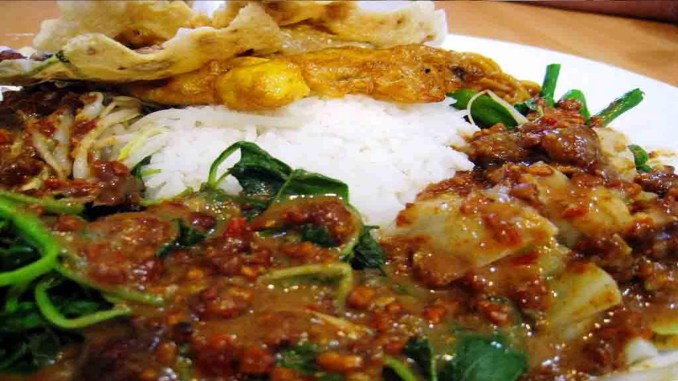Nasi Ndoreng, 1. Brayo, 2. Ikan Crispy, 3. Nasi Ndoreng, 5. Koktail Belimbing, 6. Abon Lele, 7. Jambu Air, 8. Nasi Brongkos, 9. Botok Telur Asin, 10. Nasi Kropokhan, 11. Sop Balungan Mbak Tien, 12. Sop Balungan Babe, 13. Wingko Salem, 14. Kerupuk Udang, 15. Kue Rangin, 16. Wedang Jamu Coro, 17. Wedang Pekak, 18. Kerupuk Catak, 19. Kerajinan Miniatur Masjid Agung Demak, 20. Kerajinan Kaligrafi Demak