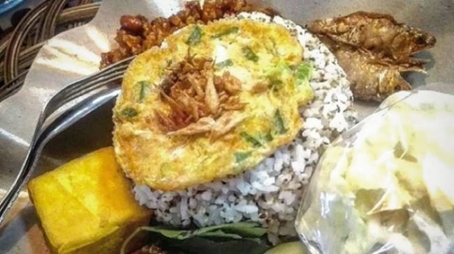Nasi Cikur via Tribunnews, 1. Kue Aci, 3. Kalua Jeruk, 4. Batik Tasikmalaya, 5. Payung Geulis, 6. Kelom Geulis, 7. Kolontong, 8. Nasi Cikur, 9. Rengginang Oyek, 10. Bubur Ayam Haji Zaenal, 11. Soto Ayam Pataruman, 12. Sale Pisang, 13. Mie Bakso Laksana, 14. Keripik Sukun, 15. Kupat Tahu Tasikmalaya, 16. Martabak Ramayana, 17. Tahu Bulat, 18. Cilok Goang, 19. Pecel Oranye, 20. Mie Ayam Pelangi, 21. Pancake, 22. Opak, 23. Wajit, 24. Citruk, 25. Nasi TO Tasik, 26. Godeblag, 27. Noga Kacang, 28. Es Bojong, 29. Sate Maranggi, 30. Kemplang, 31. Sambal Goang, 32. Ulen, 1. Pusat Oleh-oleh dan cemilan Tasikmalaya Parakannyasang, 2. Simpang Lima, 3. Nesa Oleh-oleh Khas Tasik, 4. Sanggar Karya Cipta Rasa, 5. Sentral kerajinan batik