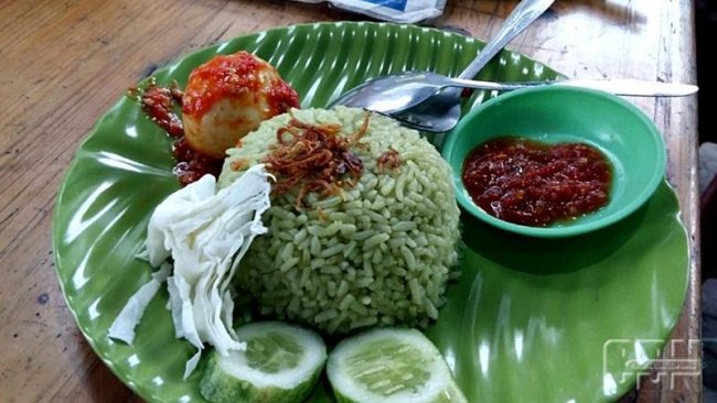 Nasi Hijau via Cendananews, 1. Kue Mochi Lampion, 2. Bandros Mang Ata, 3. Tutug Oncom, 5. Roti Priangan, 6. Nasi Uduk Ungu, 7. Bolu Pisang, 8. Surabi khas Sukabumi, 9. Sekoteng Singapore, 10. Bubur Ayam, 11. Coklat Unaichoco, 12. Mie Bakso Super H Achmad Sudja’i, 13. Bubur Ayam Bu Nut, 14. Mie Goreng, 16. Wedang Ronde, 17. Leor Daging, 18. Nasi Hijau, 19. Kue Jahe, 20. Sagon Bakar, 21. Pepes Ikan, 22. Pisang Coklat Cakra, 23. Ciuk, 24. Deblo, 25. Sate Aci, 26. Kuliner Odeon, 27. Teci, 28. Japlak, 29. Aneka Kerajinan Batu, 30. Kerajinan Bambu, 31. Aneka Kerajinan Tanduk