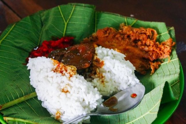 Nasi Jamblang via Detik, 1. Empal Gentong, 2. Nasi Jamblang, 3. Docang, 4. Mie Koclok, 5. Nasi Lengko, 6. Sate Kalong, 7. Teh Poci, 8. Kerupuk Melarat, 9. Tahu Gejrot, 10. Bubur Sop, 11. Empal Asem Amarta, 12. Serabi, 13. Terasi Cirebon, 14. Gado – gado Ayam, 15. Sirup Tjampolay, 16. Kerupuk Udang, 17. Tape ketan Daun Jambu, 18. Rengginang, 19. Ikan Asin, 20. Growolan, 21. Kerupuk Kulit (Kerupuk Lambak), 22. Ondal Andil, 23. Gadungan, 24. Rarawuan, 25. Gepu, 26. Apem, 27. Wajik Komplang, 28. Emping, 29. Kue Gapit, 30. Jeniper (jeruk nipis peras), 31. Gula Batu, 32. Tahu Petis, 33. Sambal Asem, 34. Cirebon Kelana, 35. Cirebon Sultana, 36. Aci Dikoko, 37. Toko Daud, 38. Kue Satu, 39. Atom Kocir Bakpia’e Wong Cirebon, 40. Jambal Roti, 41. Batik Cirebon, 42. Keripik Tempe Sagu