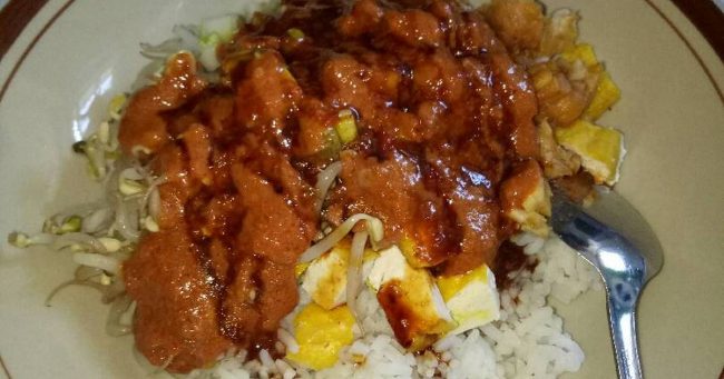 Nasi Lengko, 1. Buah Mangga, 2. Dodol Laragudig, 3. Sirup Mangga, 4. Keripik Buah Mangga, 5. Rumbah, 6. Burbacek, 8. Blengep Cotot, 9. Kerupuk Bonggol Pisang, 10. Geblog, 11. Karedok, 12. Pedesan Entok, 13. Dodol Pelem, 14. Wedang Sereh, 15. Cuwing, 16. Orog – orog, 17. Wajik, 18. Mie Ragit, 19. Bubur Gintir, 20. Cimplo, 21. Petis, 22. Lepet, 23. Dongkal, 24. Emping Melinjo, 25. Kerupuk Udang, 26. Terasi, 27. Kerupuk Kulit Ikan, 28. Keripik Tike, 29. Aneka Ikan Asin, 30. Ikan Asin Jambal Roti, 31. Dodol Gula Merah, 32. Dodol Lolos, 33. Serabi, 34. Glintir, 35. Ketan Tutu, 36. Jalabiya, 37. Kue Cikak, 38. Blencong, 39. Pindang Gombyang Manyung, 40. Kaos Kafka Indramayu, 41. Nagasari, 42. Nasi Lengko, 43. Blendung Jagung