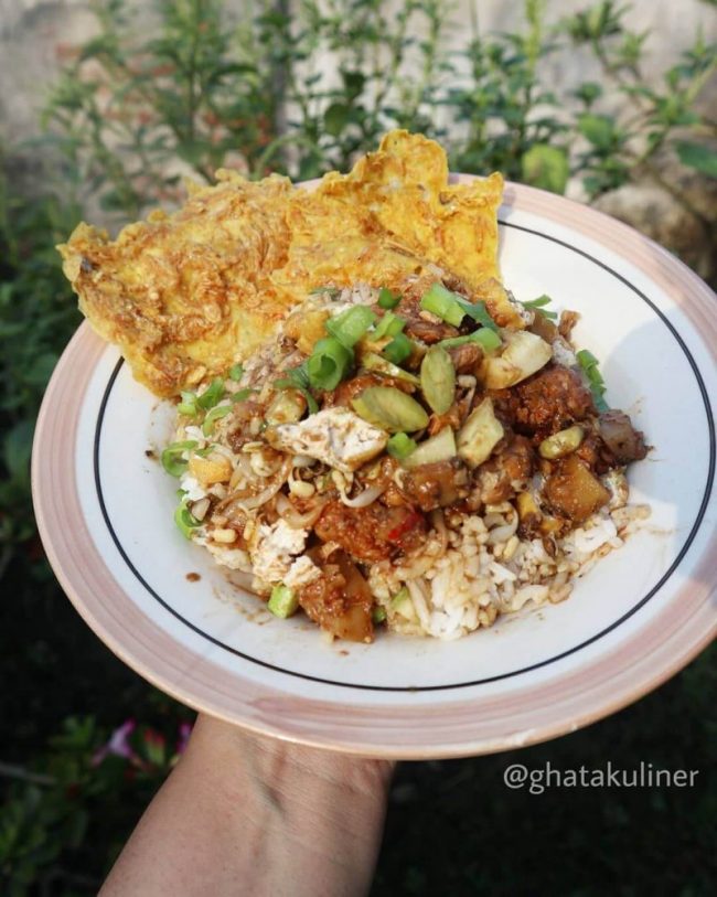 Nasi Lengko via IG @ghatakuliner, 1. Oncom Goreng Majalengka, 2. Kalua Jeruk, 3. Kecap Asli Majalengka, 4. Ampas Kecap, 5. Mangga Gedong Gincu Majalengka, 6. Gula Cakar Khas Majalengka, 7. Seblak Basah, 8. Nasi Lengko, 9. Lotek Khas Majalengka, 10. Tutut, 11. Pepes Jeroan, 12. Jalakotek Majalengka, 13. Surabi Oncom Majalengka, 14. Lumpia Basah, 15. Keripik Tempe khas Majalengka, 16. Durian, 17. Duwet (Jamblang) Majalengka, 18. Seroja Gurih, 19. Tekso, 20. Batik khas Majalengka