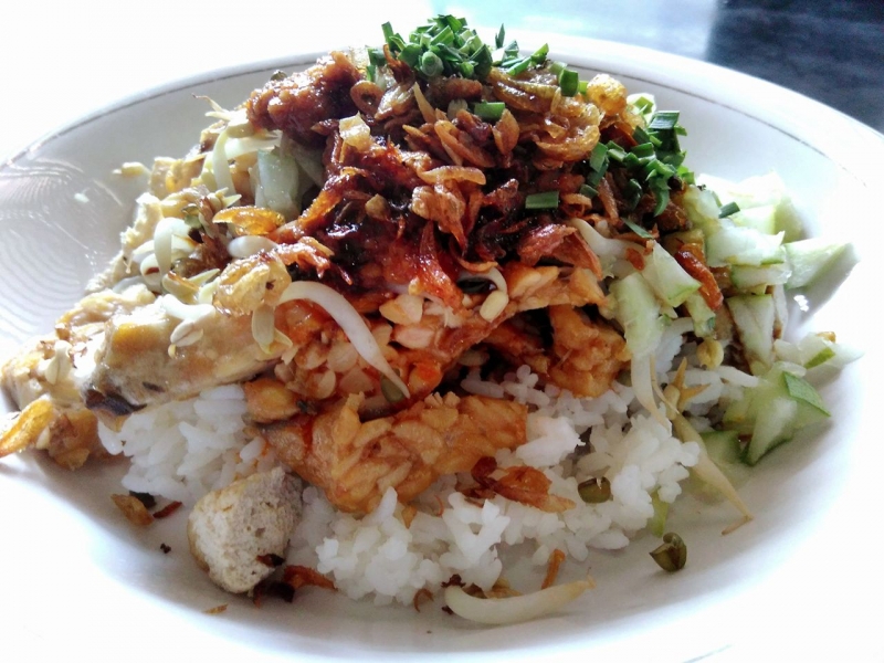 Nasi Lengko via Inibaru, 1. Empal Gentong, 2. Nasi Jamblang, 3. Docang, 4. Mie Koclok, 5. Nasi Lengko, 6. Sate Kalong, 7. Teh Poci, 8. Kerupuk Melarat, 9. Tahu Gejrot, 10. Bubur Sop, 11. Empal Asem Amarta, 12. Serabi, 13. Terasi Cirebon, 14. Gado – gado Ayam, 15. Sirup Tjampolay, 16. Kerupuk Udang, 17. Tape ketan Daun Jambu, 18. Rengginang, 19. Ikan Asin, 20. Growolan, 21. Kerupuk Kulit (Kerupuk Lambak), 22. Ondal Andil, 23. Gadungan, 24. Rarawuan, 25. Gepu, 26. Apem, 27. Wajik Komplang, 28. Emping, 29. Kue Gapit, 30. Jeniper (jeruk nipis peras), 31. Gula Batu, 32. Tahu Petis, 33. Sambal Asem, 34. Cirebon Kelana, 35. Cirebon Sultana, 36. Aci Dikoko, 37. Toko Daud, 38. Kue Satu, 39. Atom Kocir Bakpia’e Wong Cirebon, 40. Jambal Roti, 41. Batik Cirebon, 42. Keripik Tempe Sagu