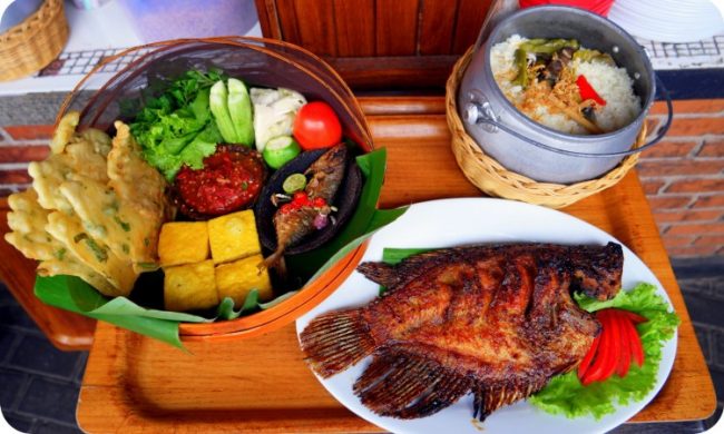 Nasi Liwet, 1. Dodol Picnic, 2. Batik Garut, 3. Dodol Warna – warni, 4. Baso Aci (bacil), 5. Nasi Liwet, 6. Surabi, 7. Es Goyobod, 9. Kue Balok Maranti, 10. Burayot, 11. Jeruk Garut, 12. Dodol Garut, 13. Dorokdok atau Kerupuk Kulit, 14. Chocodot, 15. Emplod , 16. Opak, 17. Rangginang, 18. Ladu, 19. Moring Garutan, 20. Comring Banjarwangi, 21. Wajit Cisompet, 22. Tumpeng Cikajang, 23. Keripik Kentang Cikajang, 24. Pindang ikan, 25. Ceprus, 26. Jaket Kulit, 27. Lada Hitam Negeri Mas, 28. Sambal Cibiuk, 29. Soto Ayam Garut