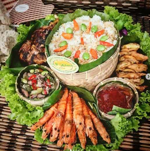 Nasi Liwet via IG @al_zaheera, 1. Opak Ketan Rawagede, 2. Gegeplak Karawang, 3. Kue Ali Khas Karawang, 4. Kawista Madu, 5. Serabi Hijau, 6. Ikan Gabus Bumbu Pucung, 7. Soto Gempol, 8. Tahu Bambu, 9. Kue Gonjing, 10. Soto Sadang, 11. Soto Tangkar, 12. Nasi Liwet, 13. Ayam Goreng Sajolna, 14. Pepes Jambal, 15. Kerupuk Bontot, 16. Dodong Hideung, 17. Rengginang Ketan, 18. Bolu Kijing, 19. Jojongkong, 20. Gandasturi, 21. Kue Semprong, 22. Es Walikota, 23. Brownies Duren, 24. Telur Asin Bakar Batik, 25. Kue Lapis Tape, 26. Tahu Bumbu, 27. Pepes Walahar Khas Karawang