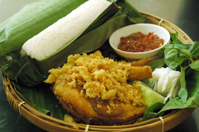 Nasi Timbel via Wikipedia, 1. Rangicok, 2. Mih Iteng, Mie Lidi khas Banjar, 3. Galendo dan Sale Pisang, 4. Kacang Umpet, 5. Bakso Gawier, 6. Sambal Khas Banjar, 7. Mie Bebek dan Nasi Bakar, 8. Nasi Timbel, 9. Kupat Tahu Pak Ujang, 10. Bakso M Penjol, 11. Goreng Manuk, 12. Mie Ayam OSIS Kenanga, 13. Bakso Sari Rasa H. Ayo Sunaryo, 14. Pepes Lubang, 15. Pepes Ikan, 16. Mie Ayam Bakso Mang Endut, Cisaga
