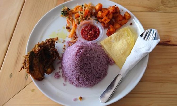 Nasi Uduk Ungu via Tribunnews, 1. Kue Mochi Lampion, 2. Bandros Mang Ata, 3. Tutug Oncom, 5. Roti Priangan, 6. Nasi Uduk Ungu, 7. Bolu Pisang, 8. Surabi khas Sukabumi, 9. Sekoteng Singapore, 10. Bubur Ayam, 11. Coklat Unaichoco, 12. Mie Bakso Super H Achmad Sudja’i, 13. Bubur Ayam Bu Nut, 14. Mie Goreng, 16. Wedang Ronde, 17. Leor Daging, 18. Nasi Hijau, 19. Kue Jahe, 20. Sagon Bakar, 21. Pepes Ikan, 22. Pisang Coklat Cakra, 23. Ciuk, 24. Deblo, 25. Sate Aci, 26. Kuliner Odeon, 27. Teci, 28. Japlak, 29. Aneka Kerajinan Batu, 30. Kerajinan Bambu, 31. Aneka Kerajinan Tanduk