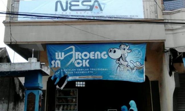 Nesa Oleh-oleh Khas Tasik, 1. Kue Aci, 3. Kalua Jeruk, 4. Batik Tasikmalaya, 5. Payung Geulis, 6. Kelom Geulis, 7. Kolontong, 8. Nasi Cikur, 9. Rengginang Oyek, 10. Bubur Ayam Haji Zaenal, 11. Soto Ayam Pataruman, 12. Sale Pisang, 13. Mie Bakso Laksana, 14. Keripik Sukun, 15. Kupat Tahu Tasikmalaya, 16. Martabak Ramayana, 17. Tahu Bulat, 18. Cilok Goang, 19. Pecel Oranye, 20. Mie Ayam Pelangi, 21. Pancake, 22. Opak, 23. Wajit, 24. Citruk, 25. Nasi TO Tasik, 26. Godeblag, 27. Noga Kacang, 28. Es Bojong, 29. Sate Maranggi, 30. Kemplang, 31. Sambal Goang, 32. Ulen, 1. Pusat Oleh-oleh dan cemilan Tasikmalaya Parakannyasang, 2. Simpang Lima, 3. Nesa Oleh-oleh Khas Tasik, 4. Sanggar Karya Cipta Rasa, 5. Sentral kerajinan batik