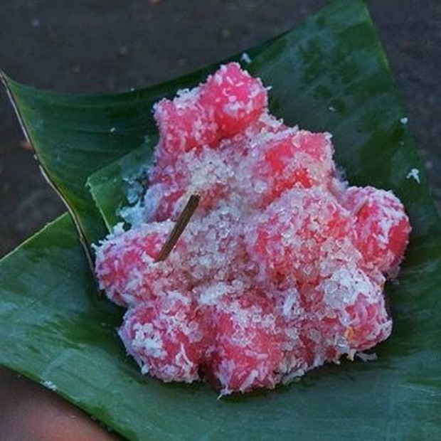 Ondal Andil via Detik, 1. Empal Gentong, 2. Nasi Jamblang, 3. Docang, 4. Mie Koclok, 5. Nasi Lengko, 6. Sate Kalong, 7. Teh Poci, 8. Kerupuk Melarat, 9. Tahu Gejrot, 10. Bubur Sop, 11. Empal Asem Amarta, 12. Serabi, 13. Terasi Cirebon, 14. Gado – gado Ayam, 15. Sirup Tjampolay, 16. Kerupuk Udang, 17. Tape ketan Daun Jambu, 18. Rengginang, 19. Ikan Asin, 20. Growolan, 21. Kerupuk Kulit (Kerupuk Lambak), 22. Ondal Andil, 23. Gadungan, 24. Rarawuan, 25. Gepu, 26. Apem, 27. Wajik Komplang, 28. Emping, 29. Kue Gapit, 30. Jeniper (jeruk nipis peras), 31. Gula Batu, 32. Tahu Petis, 33. Sambal Asem, 34. Cirebon Kelana, 35. Cirebon Sultana, 36. Aci Dikoko, 37. Toko Daud, 38. Kue Satu, 39. Atom Kocir Bakpia’e Wong Cirebon, 40. Jambal Roti, 41. Batik Cirebon, 42. Keripik Tempe Sagu