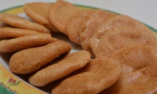 Opak via Ksmtour, 1. Dodol Picnic, 2. Batik Garut, 3. Dodol Warna – warni, 4. Baso Aci (bacil), 5. Nasi Liwet, 6. Surabi, 7. Es Goyobod, 9. Kue Balok Maranti, 10. Burayot, 11. Jeruk Garut, 12. Dodol Garut, 13. Dorokdok atau Kerupuk Kulit, 14. Chocodot, 15. Emplod , 16. Opak, 17. Rangginang, 18. Ladu, 19. Moring Garutan, 20. Comring Banjarwangi, 21. Wajit Cisompet, 22. Tumpeng Cikajang, 23. Keripik Kentang Cikajang, 24. Pindang ikan, 25. Ceprus, 26. Jaket Kulit, 27. Lada Hitam Negeri Mas, 28. Sambal Cibiuk, 29. Soto Ayam Garut