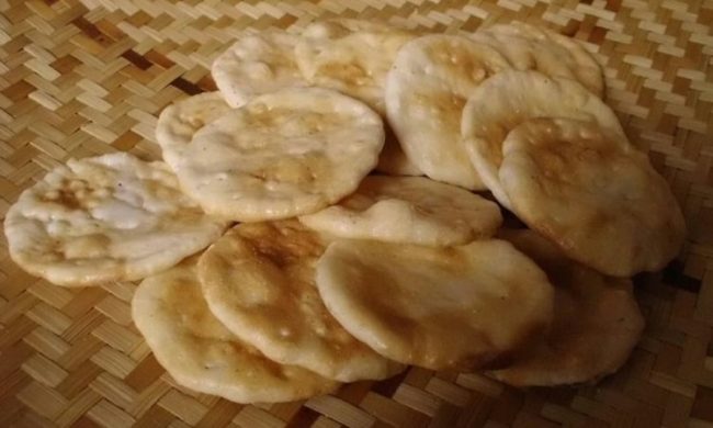 Opak via Mediadesa, 1. Kue Aci, 3. Kalua Jeruk, 4. Batik Tasikmalaya, 5. Payung Geulis, 6. Kelom Geulis, 7. Kolontong, 8. Nasi Cikur, 9. Rengginang Oyek, 10. Bubur Ayam Haji Zaenal, 11. Soto Ayam Pataruman, 12. Sale Pisang, 13. Mie Bakso Laksana, 14. Keripik Sukun, 15. Kupat Tahu Tasikmalaya, 16. Martabak Ramayana, 17. Tahu Bulat, 18. Cilok Goang, 19. Pecel Oranye, 20. Mie Ayam Pelangi, 21. Pancake, 22. Opak, 23. Wajit, 24. Citruk, 25. Nasi TO Tasik, 26. Godeblag, 27. Noga Kacang, 28. Es Bojong, 29. Sate Maranggi, 30. Kemplang, 31. Sambal Goang, 32. Ulen, 1. Pusat Oleh-oleh dan cemilan Tasikmalaya Parakannyasang, 2. Simpang Lima, 3. Nesa Oleh-oleh Khas Tasik, 4. Sanggar Karya Cipta Rasa, 5. Sentral kerajinan batik