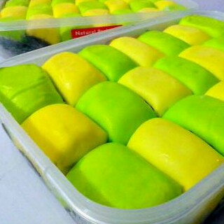Pancake Tasikmalaya, 1. Kue Aci, 3. Kalua Jeruk, 4. Batik Tasikmalaya, 5. Payung Geulis, 6. Kelom Geulis, 7. Kolontong, 8. Nasi Cikur, 9. Rengginang Oyek, 10. Bubur Ayam Haji Zaenal, 11. Soto Ayam Pataruman, 12. Sale Pisang, 13. Mie Bakso Laksana, 14. Keripik Sukun, 15. Kupat Tahu Tasikmalaya, 16. Martabak Ramayana, 17. Tahu Bulat, 18. Cilok Goang, 19. Pecel Oranye, 20. Mie Ayam Pelangi, 21. Pancake, 22. Opak, 23. Wajit, 24. Citruk, 25. Nasi TO Tasik, 26. Godeblag, 27. Noga Kacang, 28. Es Bojong, 29. Sate Maranggi, 30. Kemplang, 31. Sambal Goang, 32. Ulen, 1. Pusat Oleh-oleh dan cemilan Tasikmalaya Parakannyasang, 2. Simpang Lima, 3. Nesa Oleh-oleh Khas Tasik, 4. Sanggar Karya Cipta Rasa, 5. Sentral kerajinan batik