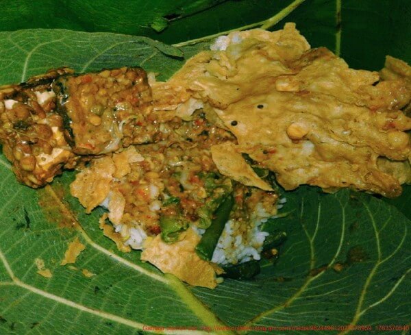 Pecel Pincuk via Bloranews, 1. Batik Blora, 2. Baju Kaos Samin, 3. Kue Gendu, 4. Ungker Khas Blora, 5. Egg Roll, 6. Abon Lele, 7. Souvenir Barongan, 8. Gembol Jati, 9. Sate Jagal Khas Blora, 10. Lontong Tahu & Lontong Sayur, 11. Sate Kambing khas Blora, 12. Sate Daging Sapi khas Blora, 13. Sego Kobong, 14. Soto Klethuk, 15. Pecel Pincuk, 16. Tape Sugihan, 17. Es Jati, 18. Opor Ayam Jawa, 19. Jajanan Dumbeg, 20. Manco khas Blora, 21. Wedang Cemohe, 22. Peli Kipu, 23. Asem – asem Ayam